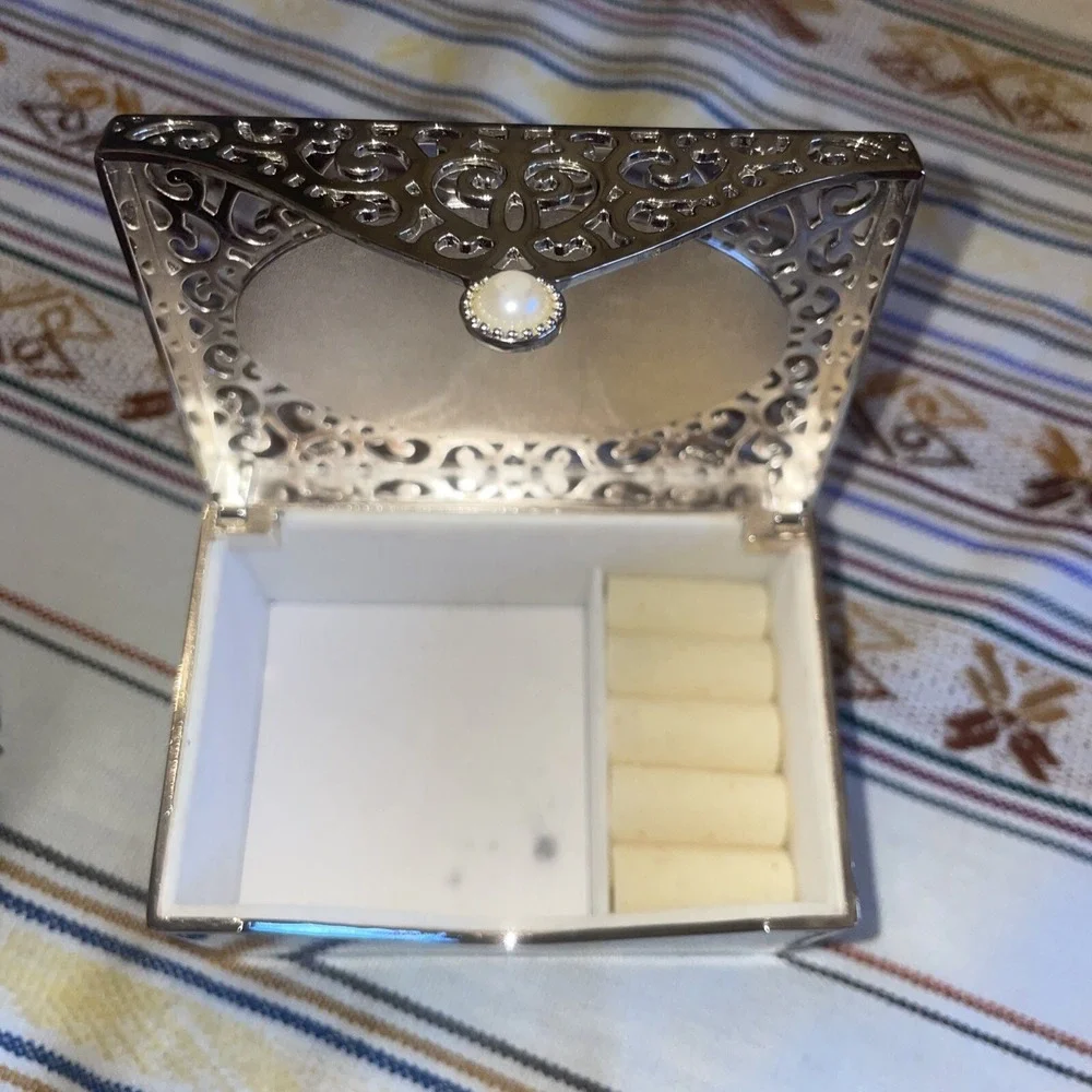 Filigree Silver Things Remembered Keepsake Metal Trinket box Pearl Detail‎